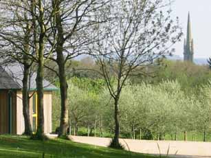 La piscine avec en arri�re plan le clocher de Sizun